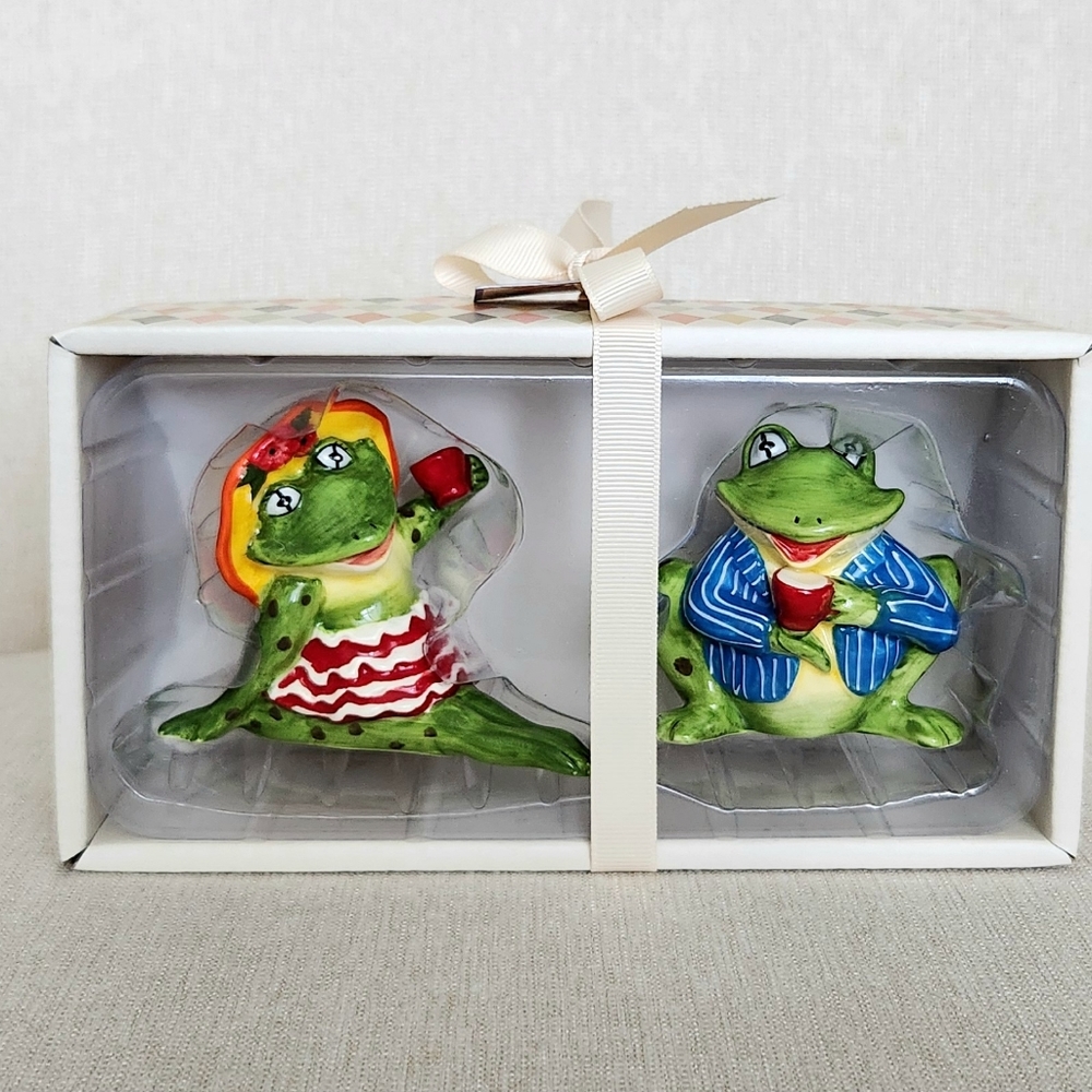 Blue Sky Green Frog Couple Salt and Pepper Shakers with Red Accents - Picture 2 of 7